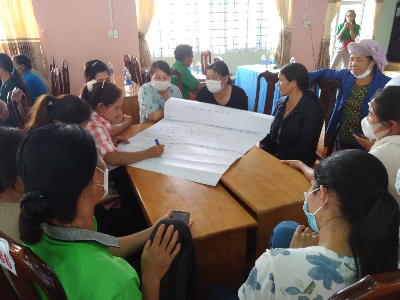 Hinh 3. Nhóm nông dân xã Ea Tam tham gia thảo luận nhóm